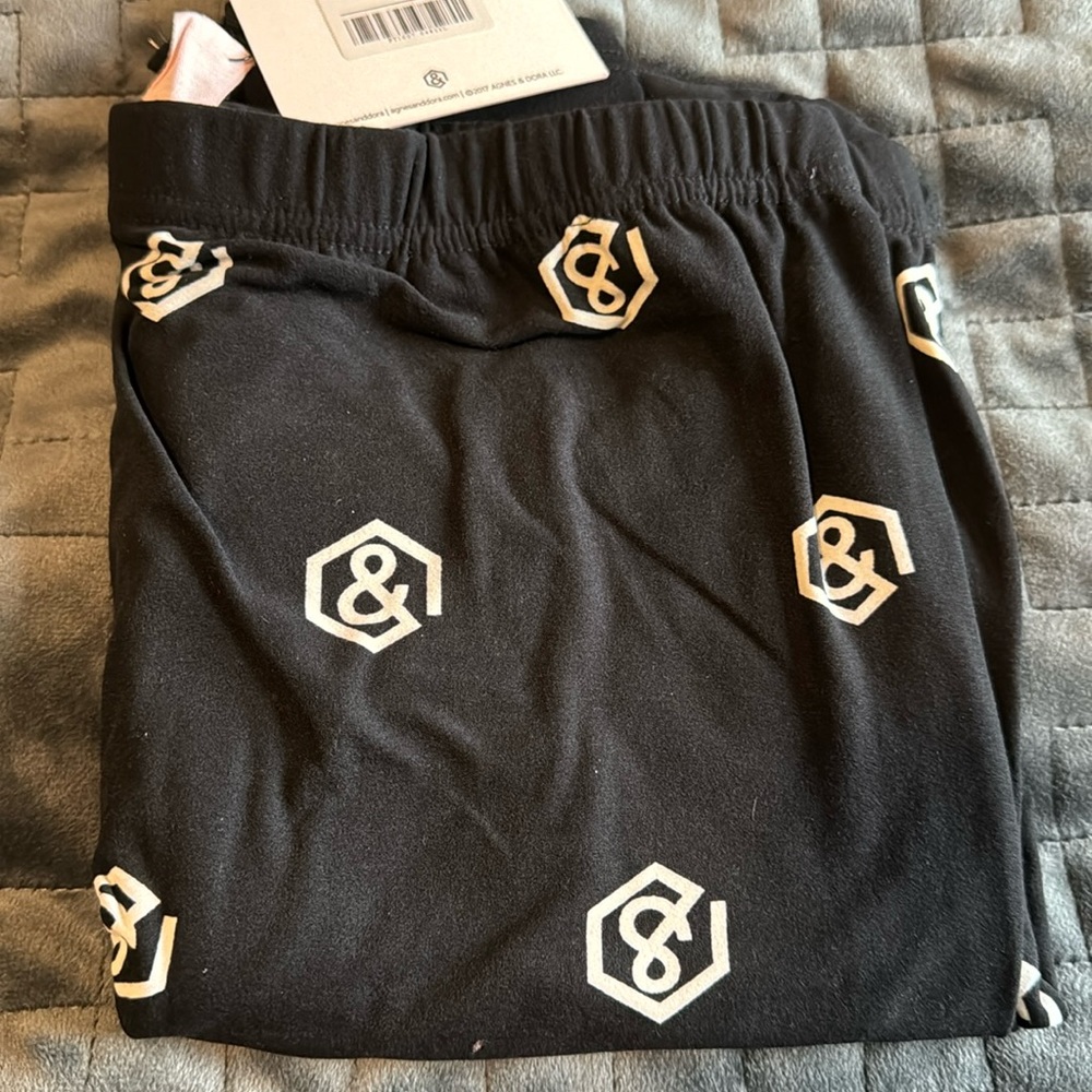 NWT Agnes & Dora black A&D logo buttery soft leggings size L